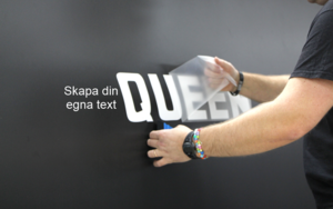 Datorskuren Text <h4>Skapa dina skurna texter</h4>
<p>Här kan du enkelt beställa texter i alla tänkbara former. Snygga texter i skuren vinyl kan du enkelt montera på alla släta ytor, på bilen, på båten eller på glasr