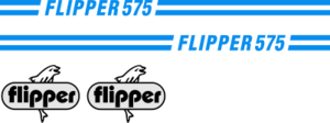 Flipper 575 Komplett innehållande: 2st flipperdekaler med stripes, 2st Flipper Logotyper i svart&silver.