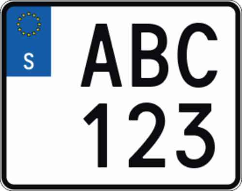Avsedd för Skylthållare med samma mått. Dessa registeringsskyltar är enbart till för användning vid tävling/utställning. Dessa är olagliga att använda vid bruk på allmän väg. Skyltarna finns i två varianter. Som dekal alternativt 3mm hårdplast. Bakgrunden
