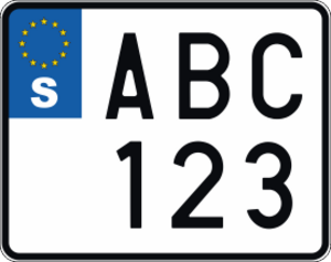 Avsedd för Skylthållare med samma mått. Dessa registeringsskyltar är enbart till för användning vid tävling/utställning. Dessa är olagliga att använda vid bruk på allmän väg. Skyltarna finns i två varianter. Som dekal alternativt 3mm hårdplast. Bakgrunden