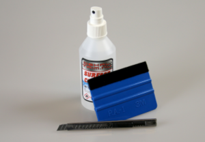 Monteringskit Innehåller:
• DEKALTRIM SURFACE CLEANER (200ml)
• Monteringsdskrapa 3M med filtkant.
• Brytbladskniv med 60graders vändbart blad.
• Monterinsanvisning och skötselråd.