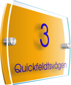 Laserskuren gjuten 3mm akrylplast. Denna produkt har två olika utföranden, med eller utan klar framsida. Levereras med distanser och monterad text. Önskar du annat utseende eller storlek på din fasadskylt så är du välkommen att mejla in din förfrågan till: <a href="mailto:order@dekaltrim.nu?Subject=Fasadskylt">order@dekaltrim.nu</a>