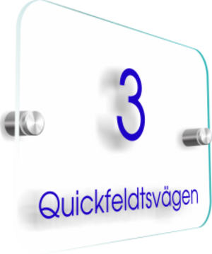 Laserskuren gjuten 3mm akrylplast. Denna produkt har två olika utföranden, med eller utan klar framsida. Levereras med distanser och monterad text. Önskar du annat utseende eller storlek på din fasadskylt så är du välkommen att mejla in din förfrågan till: <a href="mailto:order@dekaltrim.nu?Subject=Fasadskylt">order@dekaltrim.nu</a>