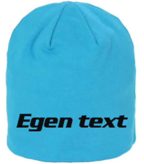 Slätstickad, skön juniormössa i single jersey-kvalité.
Inkl egen text i valfri färg.
Passar från ca 2 år och uppåt.