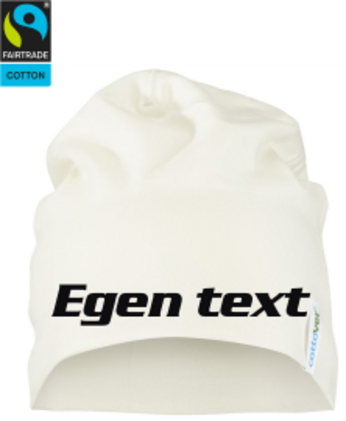 CottOver fairtrade mössa. Slätstickad, skön och sportig mössa i single jersey-kvalité med dekorationssömmar ton i ton.
Inkl egen text i valfri färg.