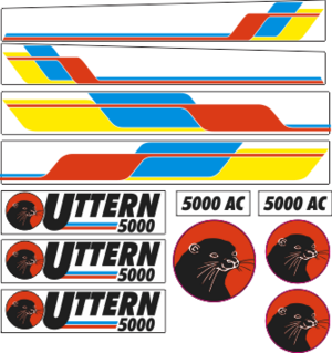 Komplett kitt innehåller: 2st hyttdekor 790x100mm.
2st Sidodekor 800x105mm.
3st Uttern 5000 dekaler 400x105mm.
2st runda uttern 150mm.
1st rund uttern 200mm.
2st skurna texter 5000 AC 155x35mm.