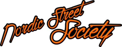 Denna dekalen är digitaltryckt (printad) och formskuren på vit folie.