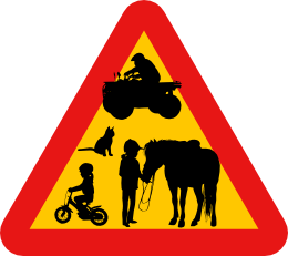 Varningsskylt Kör sakta, lekande barn, djur, häst, fyrhjuling, katt.