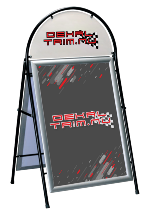 Toppmodellen av s.k. A-ställ. Kraftig rörstomme som gör att ditt ställ står stabilt. Försedd med 2 st. snäppramar för enkelt byte av budskap och som på ett snyggt sätt håller din affisch på plats. Detta ställ bär fram er logotype och ert budskap på ett stilrent sätt. Standardstorlekar är 50 x 70 och 70 x 100. Rörstommen är svart och logoplattan är vit. Valfri standardfärg på ramarna. 
<br>Beställ affisch till din gatupratare <a href="https://www.dekaltrim.nu/Product/21981">här</a>