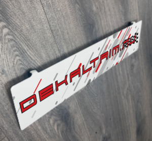 Påhängsskylt Bil Påhängsskylt 520x110mm med eget tryck. Används för att täcka originalskylt vid utställning. Tillverkad i 2mm aluminium.

Beroende på hur din fil ser ut så väljer vi den bästa tekniken. Vi kan monter