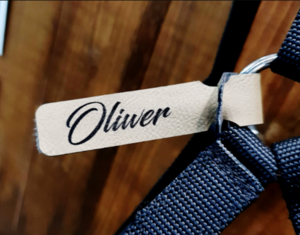 Lädertag med lasergraverad text. 125x20mm Lädertag med lasergraverad text. 125x20mm