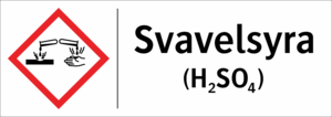 Skylten finns i aluminium (plan), plast, klisterdekal. Storlek 297x105mm