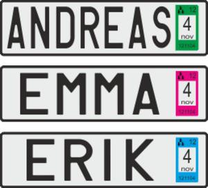 280x75mm Barnvagnsskylten levereras med kedja för enkel montering. 3mm hårdplast. Bakgrunden är reflekterande vit. 

